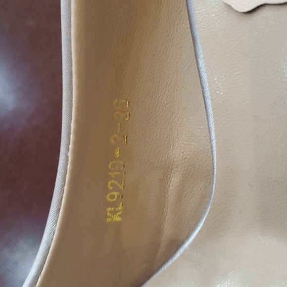 JOEupin Silver Pointed Toe Decorative High 5" Heeled Sz. 6 (36) Shoes - Picture 13 of 16